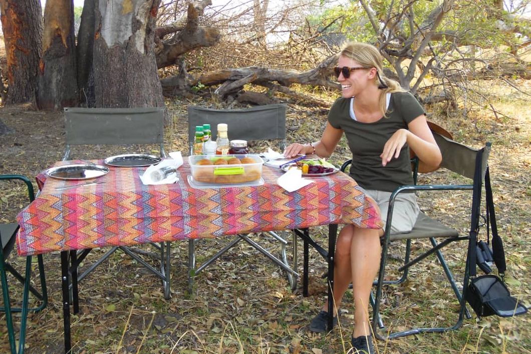 safari-botswana-abenteuer-okavango-delta-mittagessen-tisch-natucate