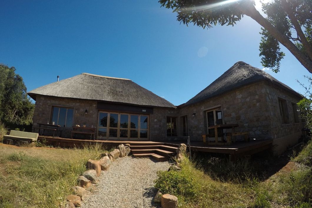 Aufnahme des suedafrikanischen Trainingscamps Ulovane von aussen