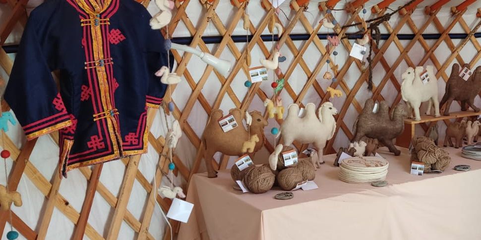 Der Sommerladen der Prezewalki-Pferde Schutz Organisation verkauft beispielsweise Stofftiere wie Kamele, handgemachte Mobiles und traditionelle Kleidung.
