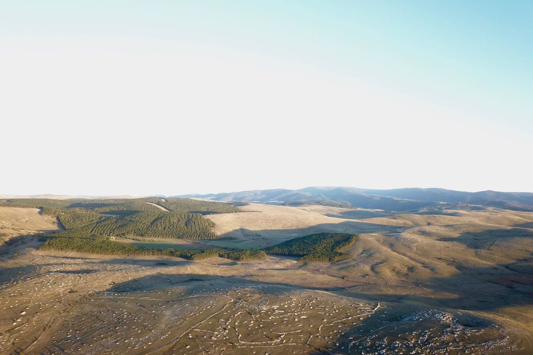 Eien Luftaufnahme der offenen Weitder der Kalk-Hochebene in Causse Méjean in Südfrankreich bei blauem Himmel