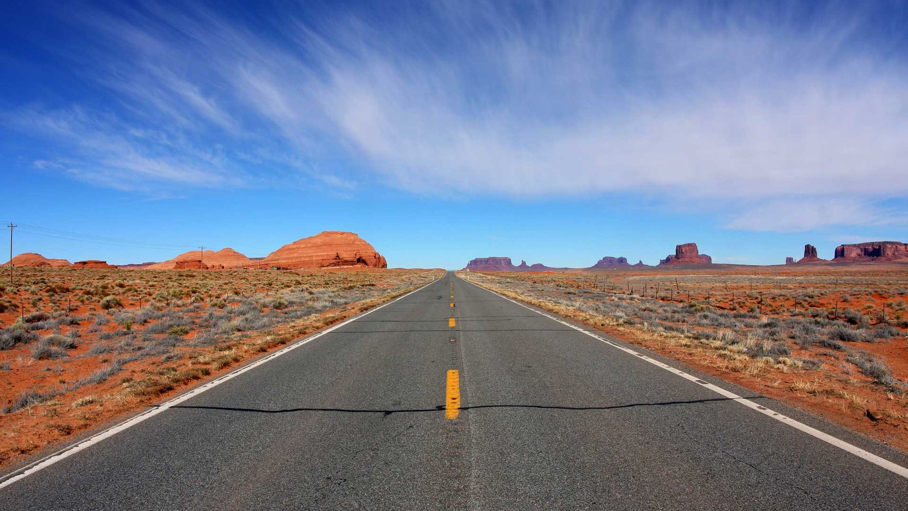 Eine Strasse verschwindet am Horizont im Monument Valley