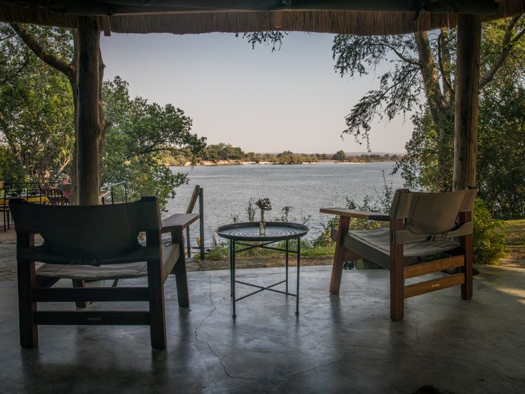 blog-ratgeber-sambia-chundukwa-river-lodge-stuhl-aussicht-natucate