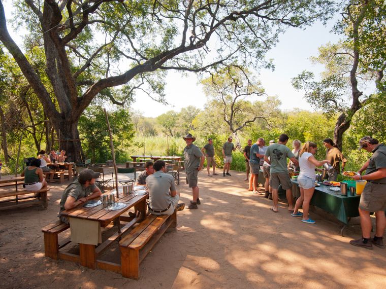 blog-camp-karongwe-aufenthaltsbereich-fruehstueck-natucate