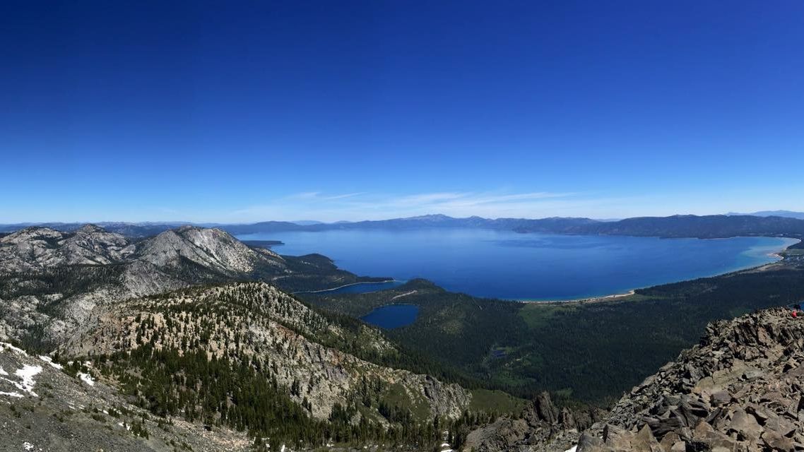 Auslandsaufenthalt in Kalifornien: Blick vom gebirge auf das Tal mit einem grossen See