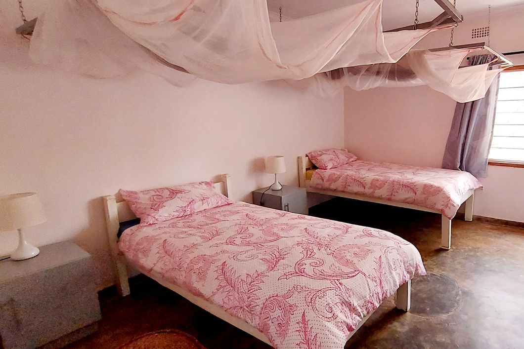 natucate-volunteering-malawi-sanctuary-volunteer-house-lilongwe-bedroom