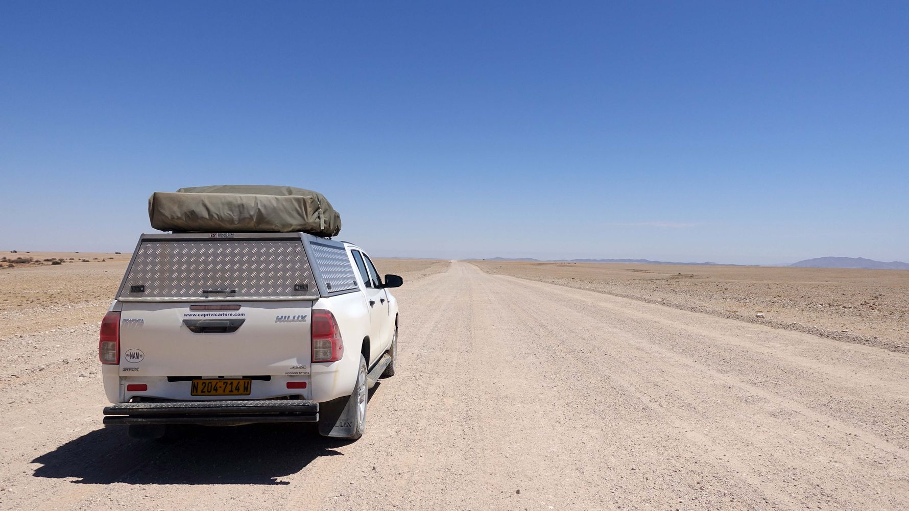 Selbstfahrer-Safari Afrika: 4x4-Fahrzeug in der Wueste Namibias