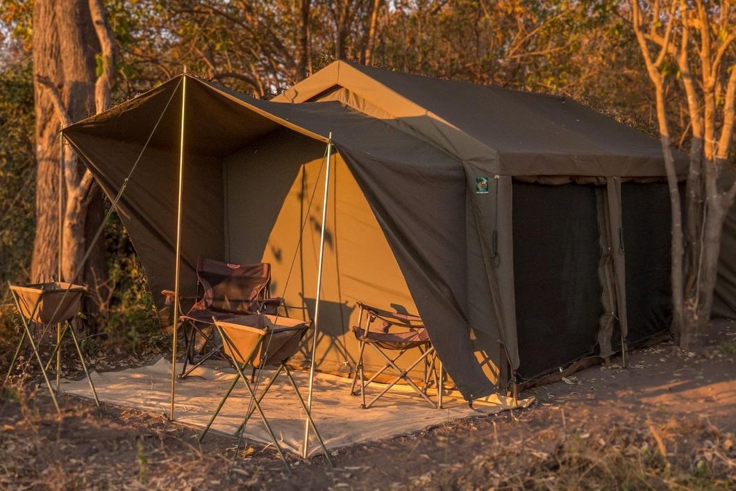 Ein typisches Safarizelt im Camp Kwapa, Botswana bewohnt von je zwei Reiseteilnehmern
