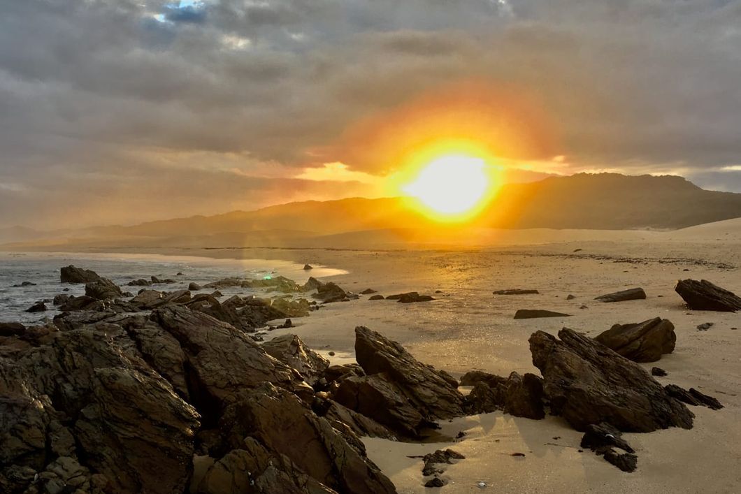 Ein farbenpraechtiger Sonnenuntergang an der Sunshine Coast von Suedafrikas Ostkap