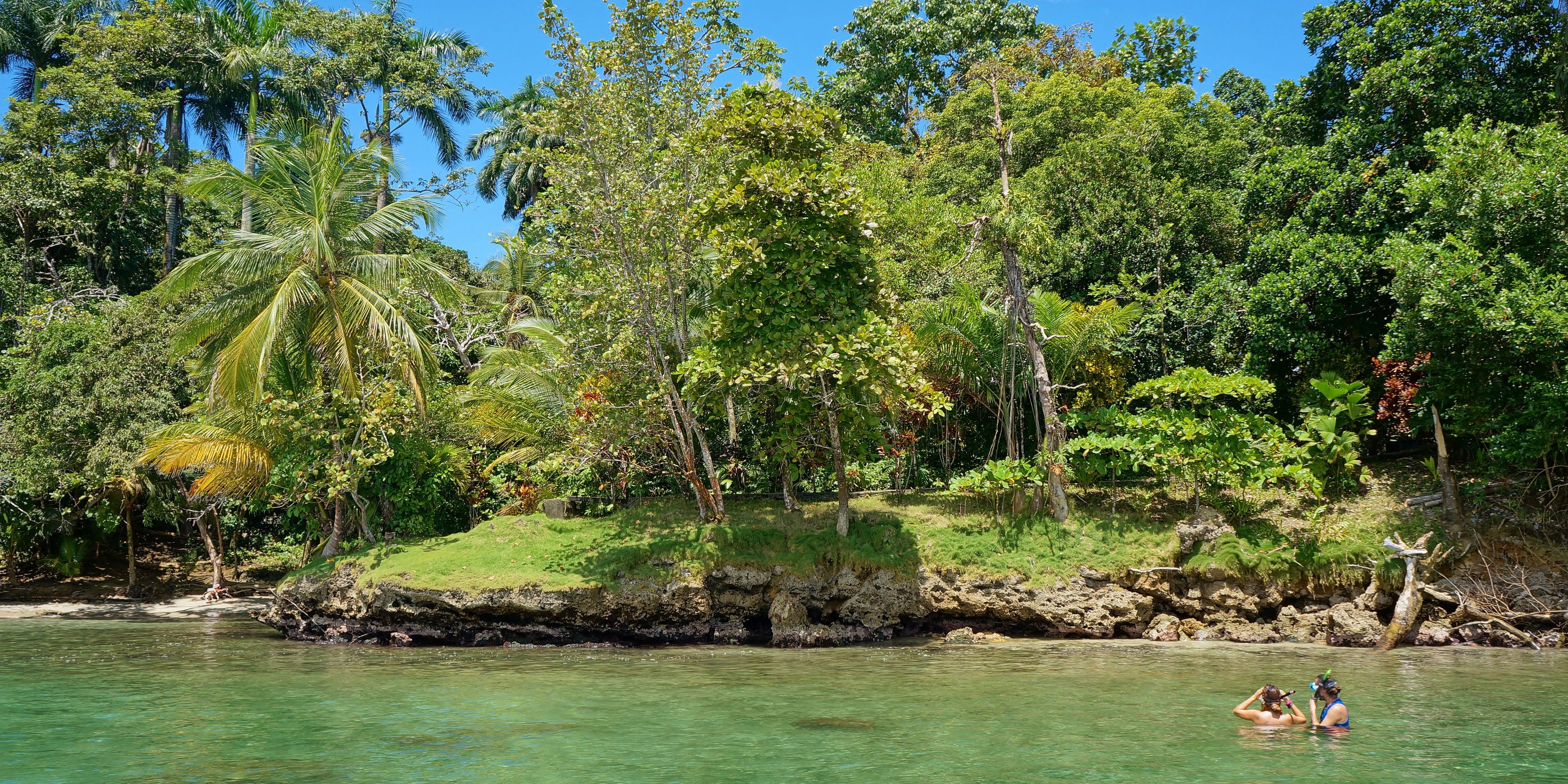 Menschen schnorcheln in Bocas del Toro