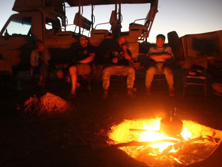 erfahrungsbericht-freiwilligenarbeit-namibia-elefantenschutz-jonas-lagerfeuer-natucate