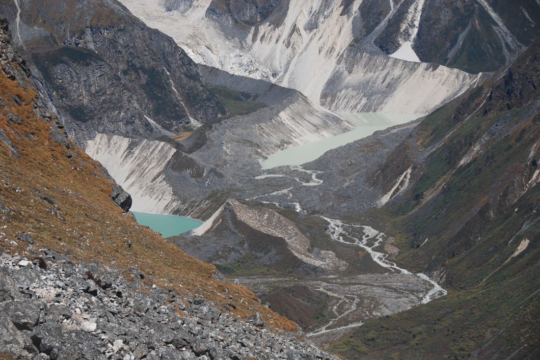 naturreise-snowman-trek-bhutan-schnee-schlucht-natucate
