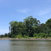 Aussicht über das Meer mit Blick auf die Küste und den Regenwald von Costa Rica