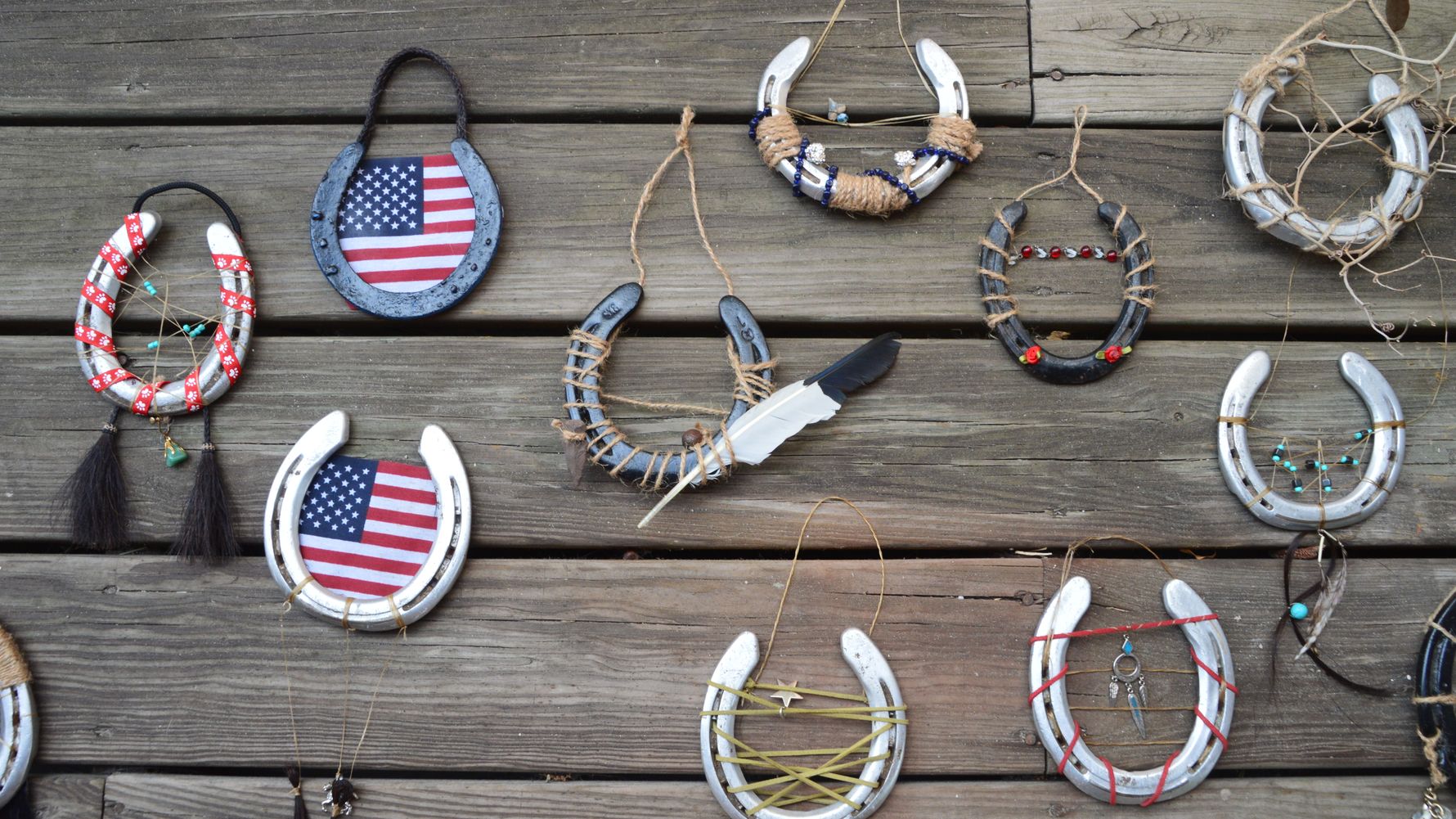 Auslandsaufenthalt: Ein Kunstwerk aus alten Hufeisen