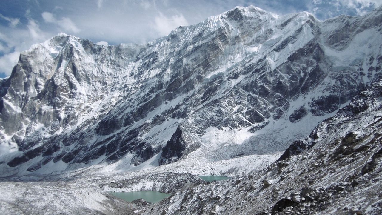 Das Himalaya Bergmassiv bietet atembraubende Berpanoramas und wunderschoene Ausblicke