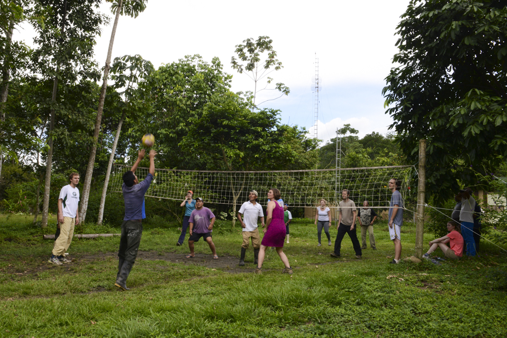 natur-und-rangerkurse-peru-genomforschung-volleyball