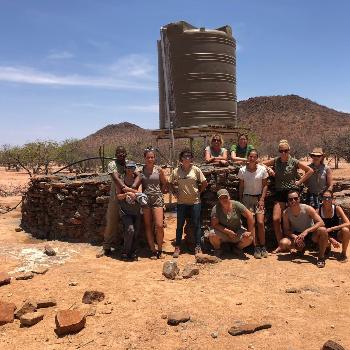 erfahrungsberichte-freiwilligenarbeit-elefantenschutz-namibia-theresa-wassertank-teilnehmer