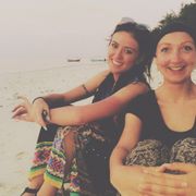 Zwei Volunteere sitzen am Strand auf den Malediven