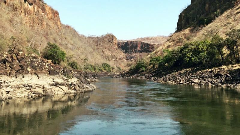 Safari-Reise Simbabwe: Blick in eine felsige Schlucht mit Flussbett