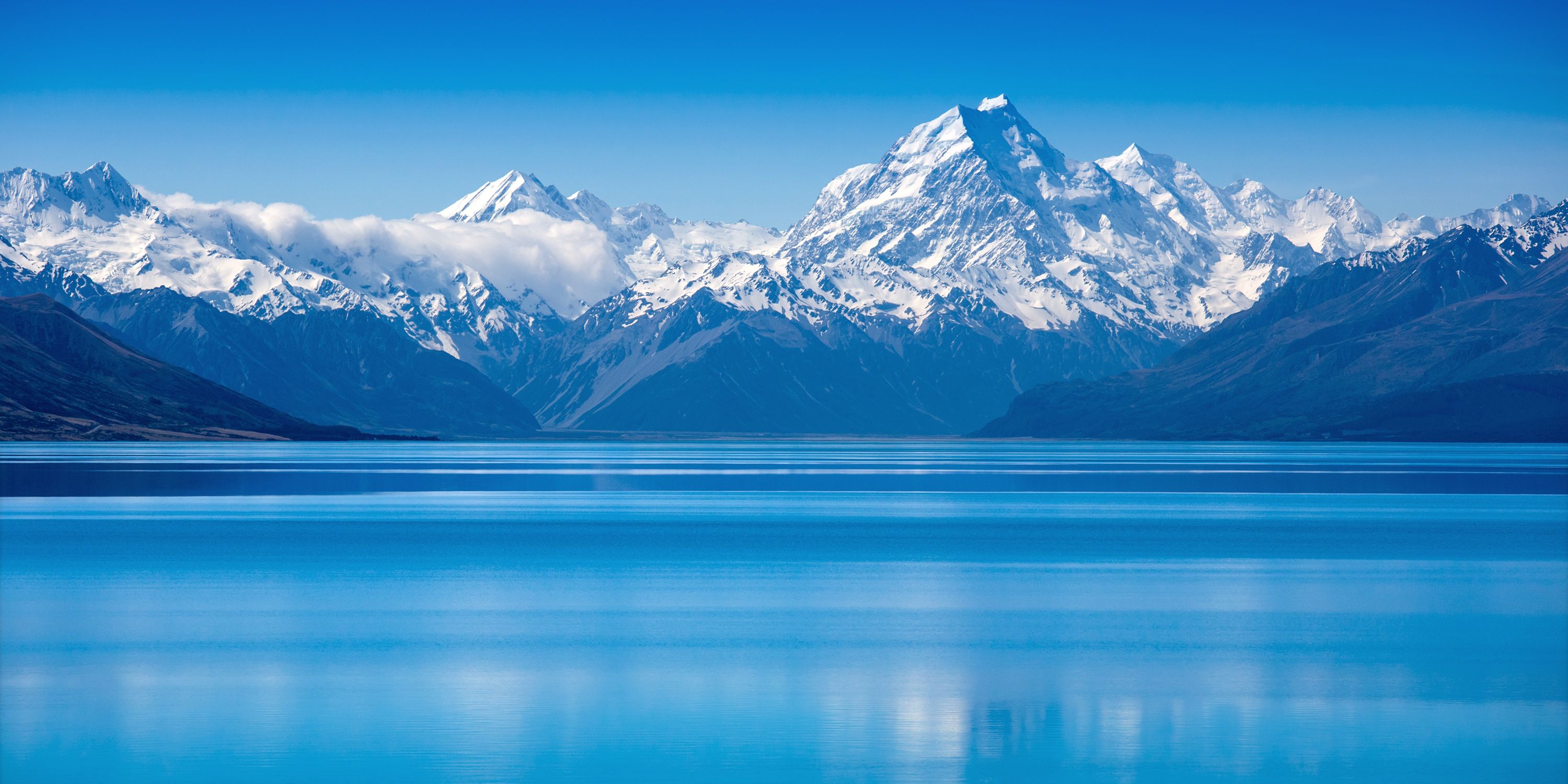 Blick auf den Lake Pukaki in Neuseeland, im Hintergrund der schneebedeckte Mount Cook