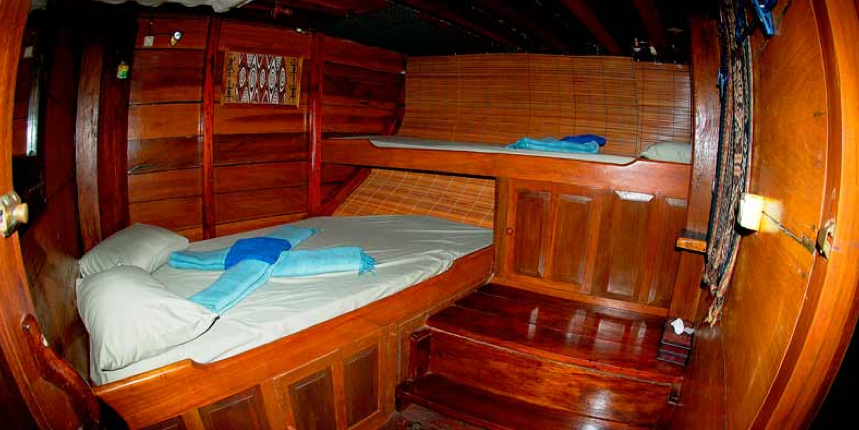 Die Schiffsexpedition in Indonesien bietet Vollpension und komfortable, klimatisierte Schiffskabinen für Segelreisen.