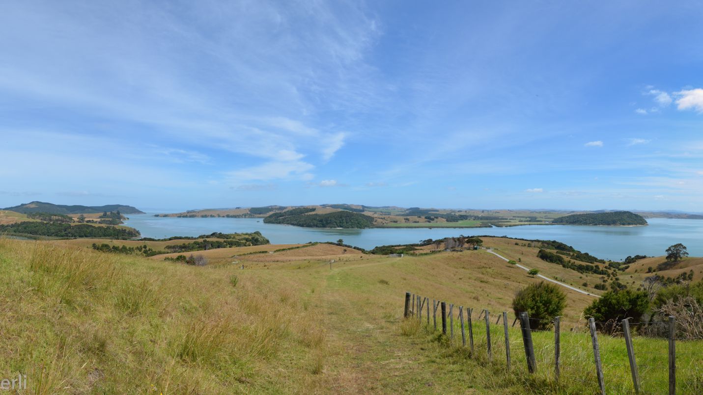 Blick auf viele freie Flaechen und eine grosse weite Bucht