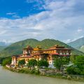 bhutan-laenderinformationen-dzong-fluss-festung-kloster-natucate