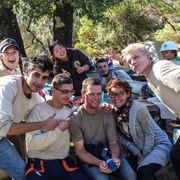 Volunteering in Kalifornien: Volunteere sitzen am Tisch in ihrem Camp