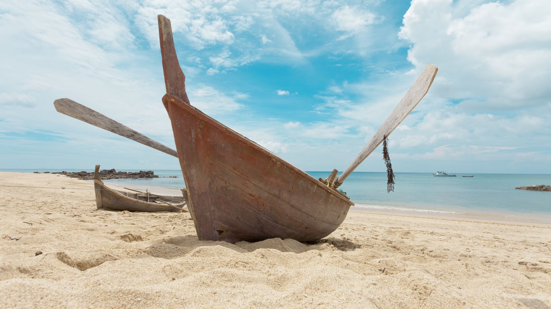 Ein Ruderboot liegt an einem thailaendischen Strand bereit zum Auslaufen