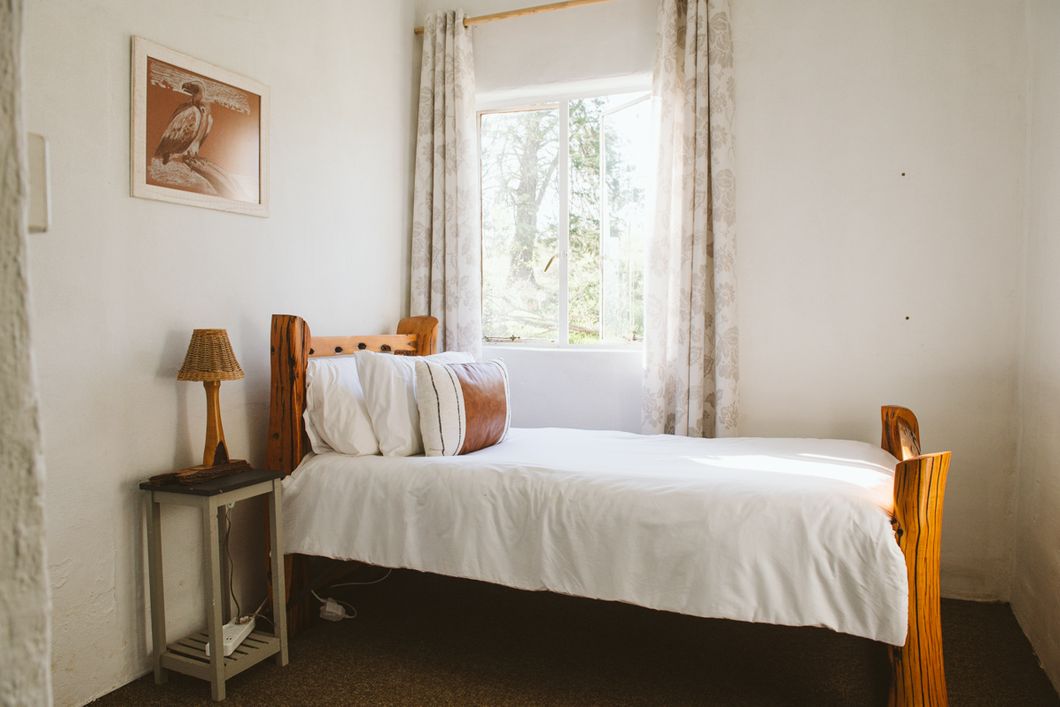 natucate-volunteering-south-africa-drakensberg-vulture-casey-pratt-room-bed