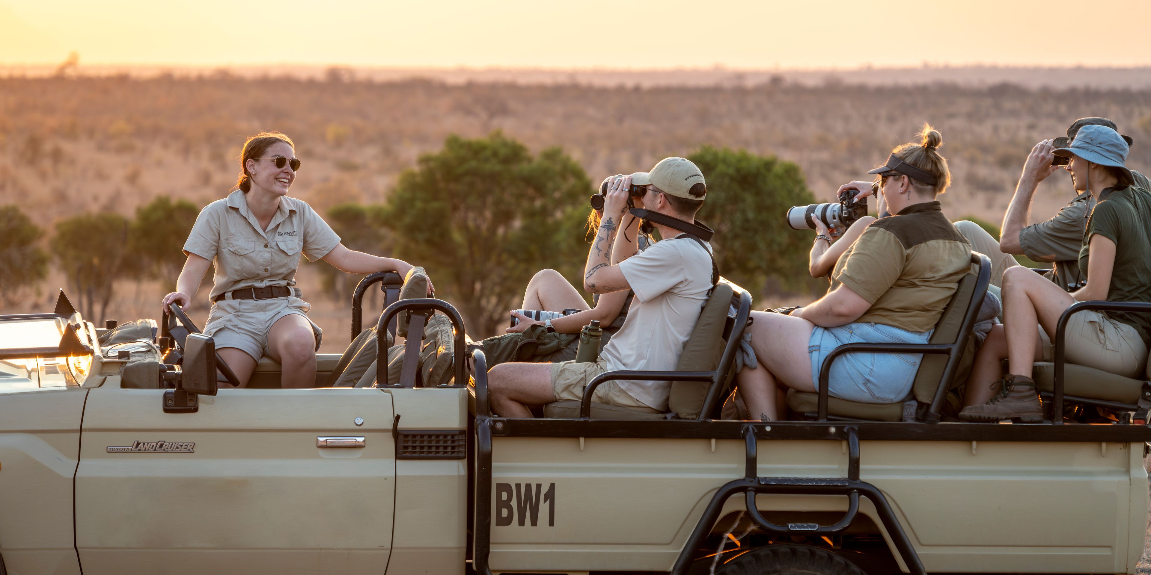 natucate-guide-courses-bw-sunset-game-drive-stop-binos
