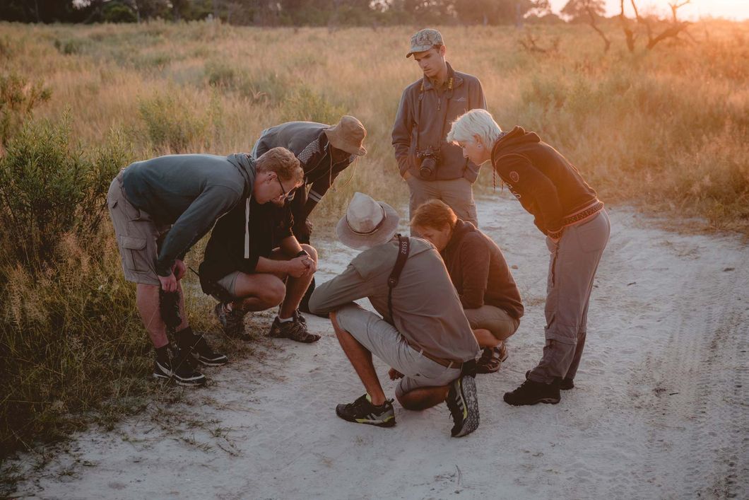 Die angehenden Ranger erhalten Unterricht im Spurenlesen im botswanischen Busch