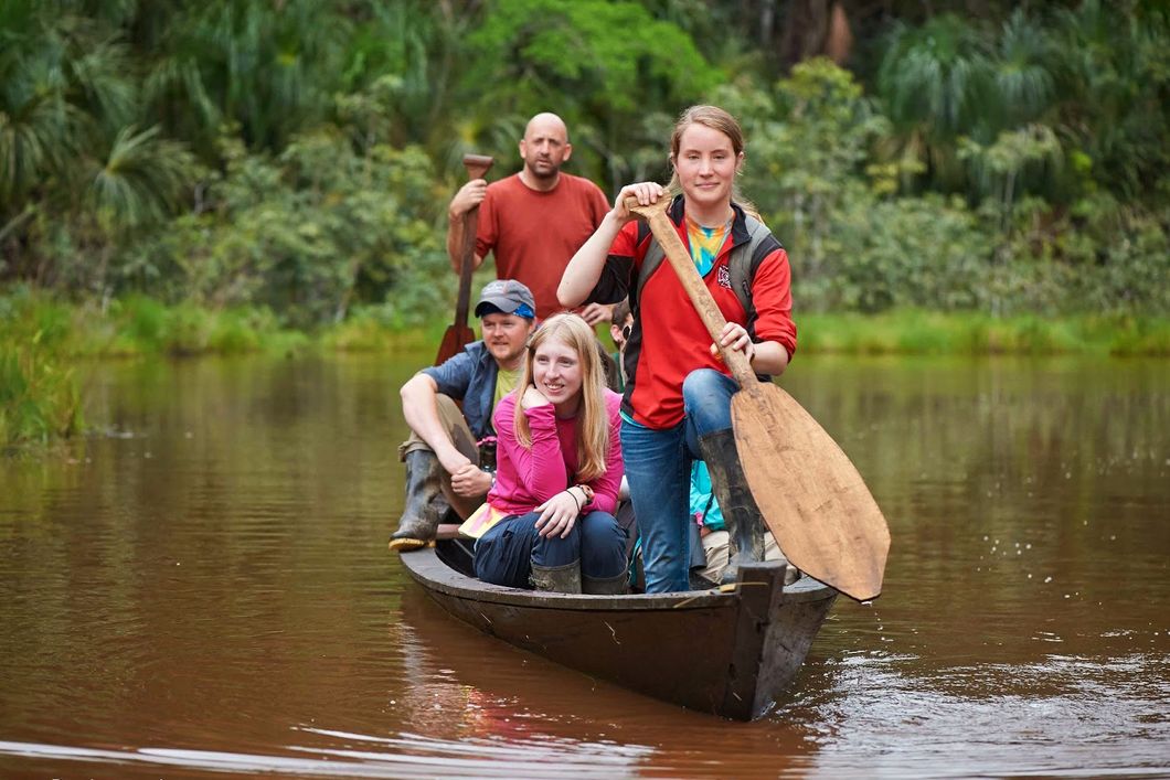 auslandspraktikum-peru-primatenforschung-praktikanten-boot-natucate
