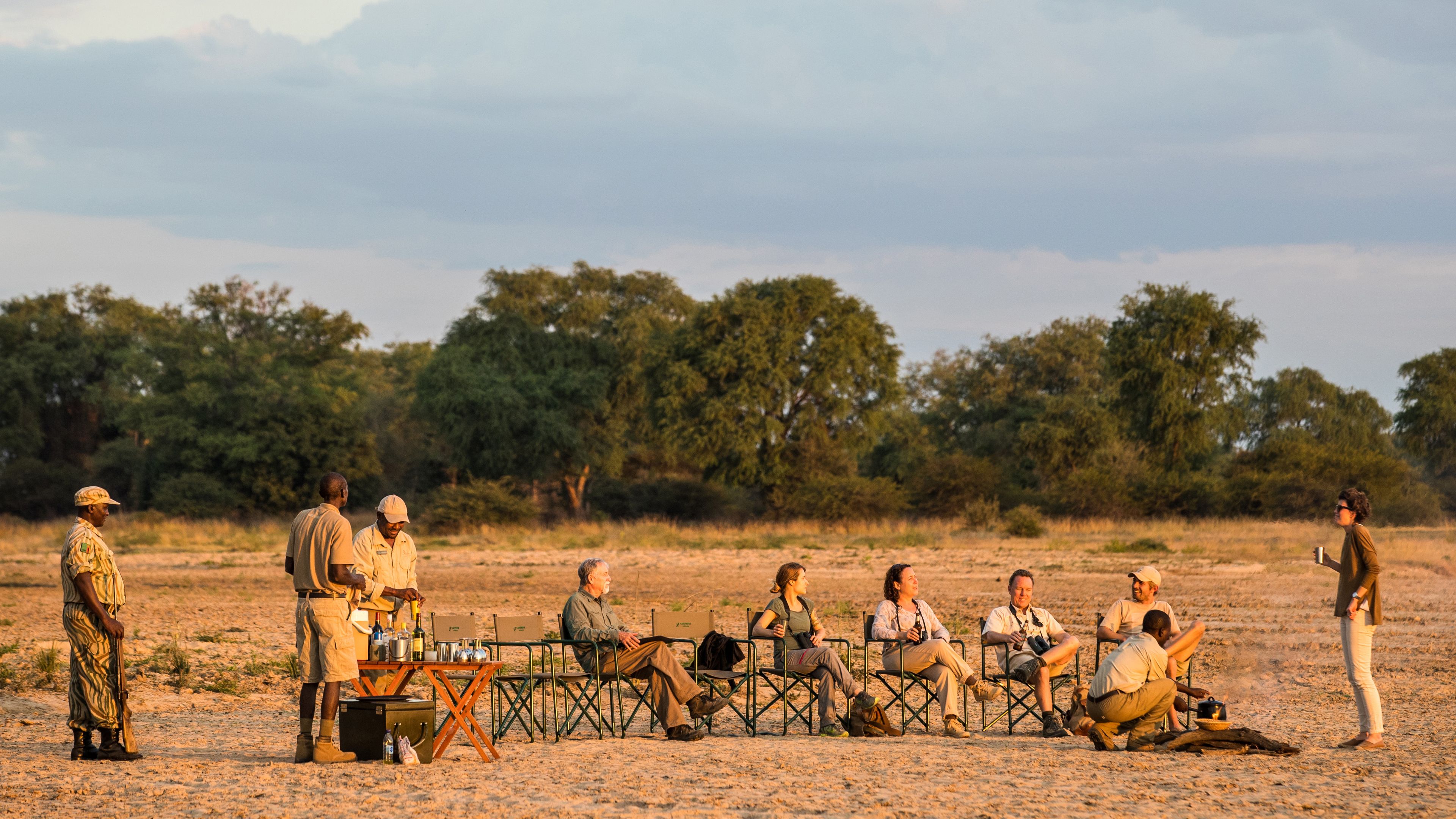 Leckere Getraenke und eine atemberaubende Aussicht: Sundowner im Afrikanischen Busch