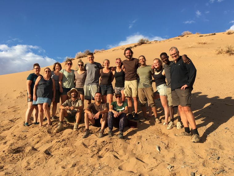 Eine Volunteergruppe steht auf einer Duene