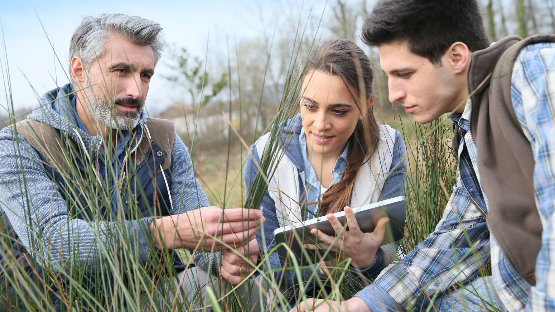 natucate.-landingpage-citizen-science-online-group-tablet