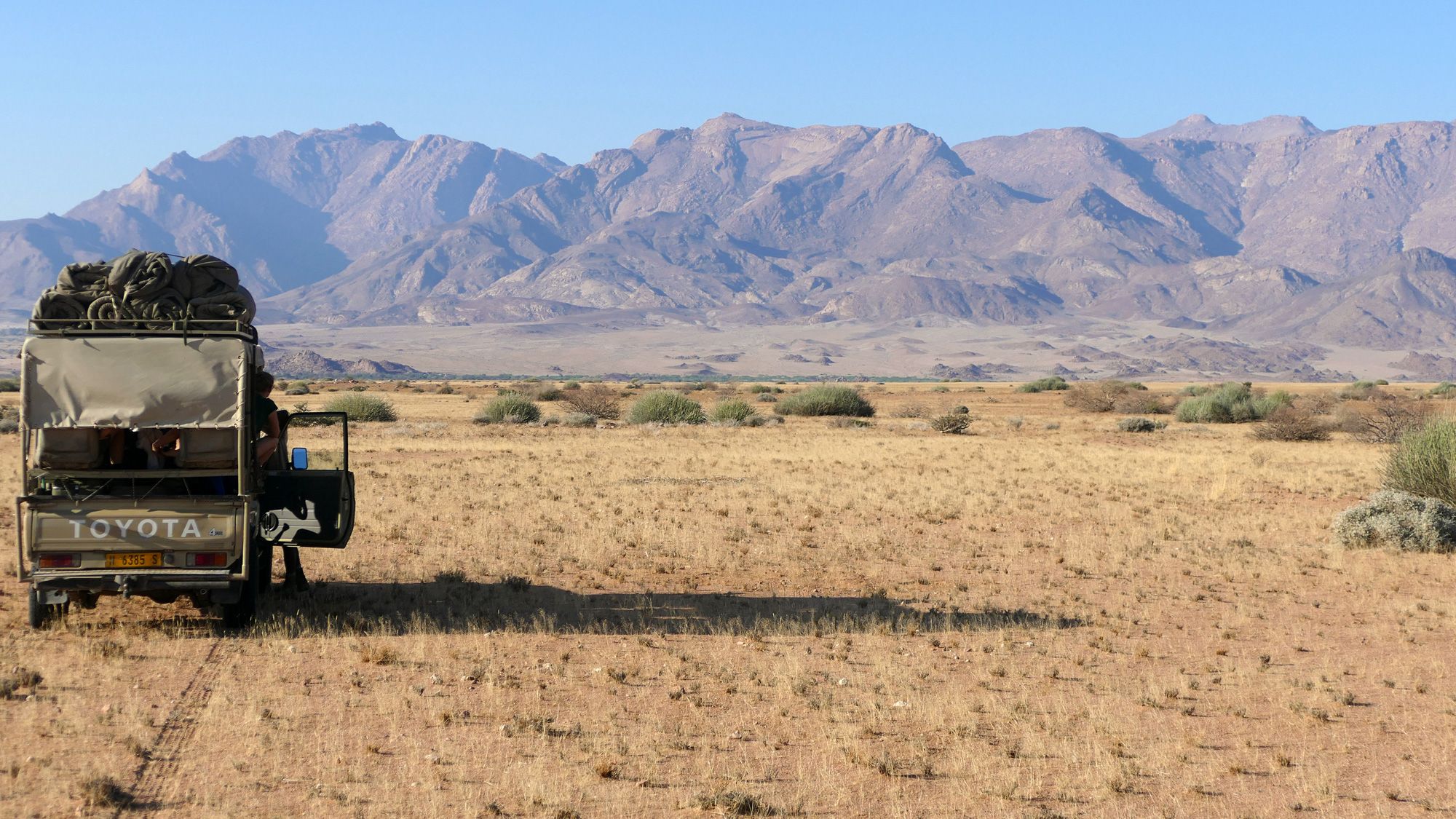 Blick ueber die Landschaft Namibias und den Brandberg waehrend der Elefantenpatrouille