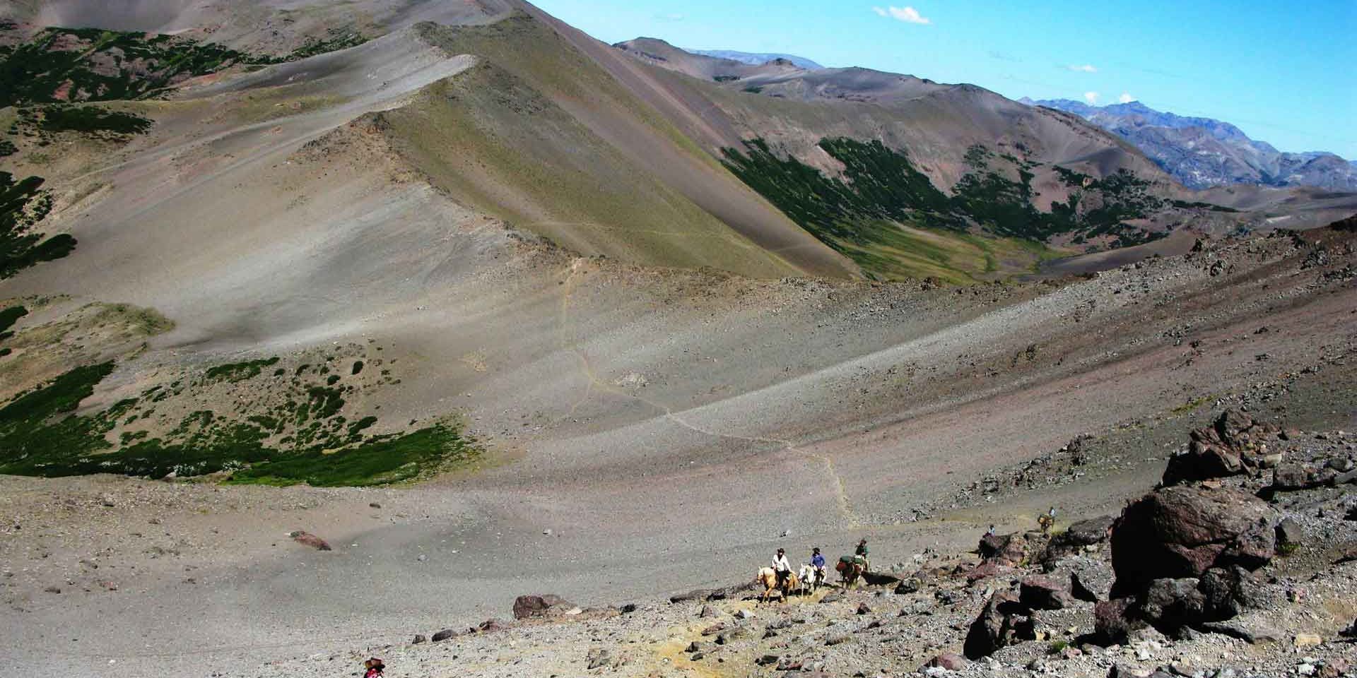 Die Praktikanten der Pferderanch bei einem Ausritt durch das argentinische Hochland