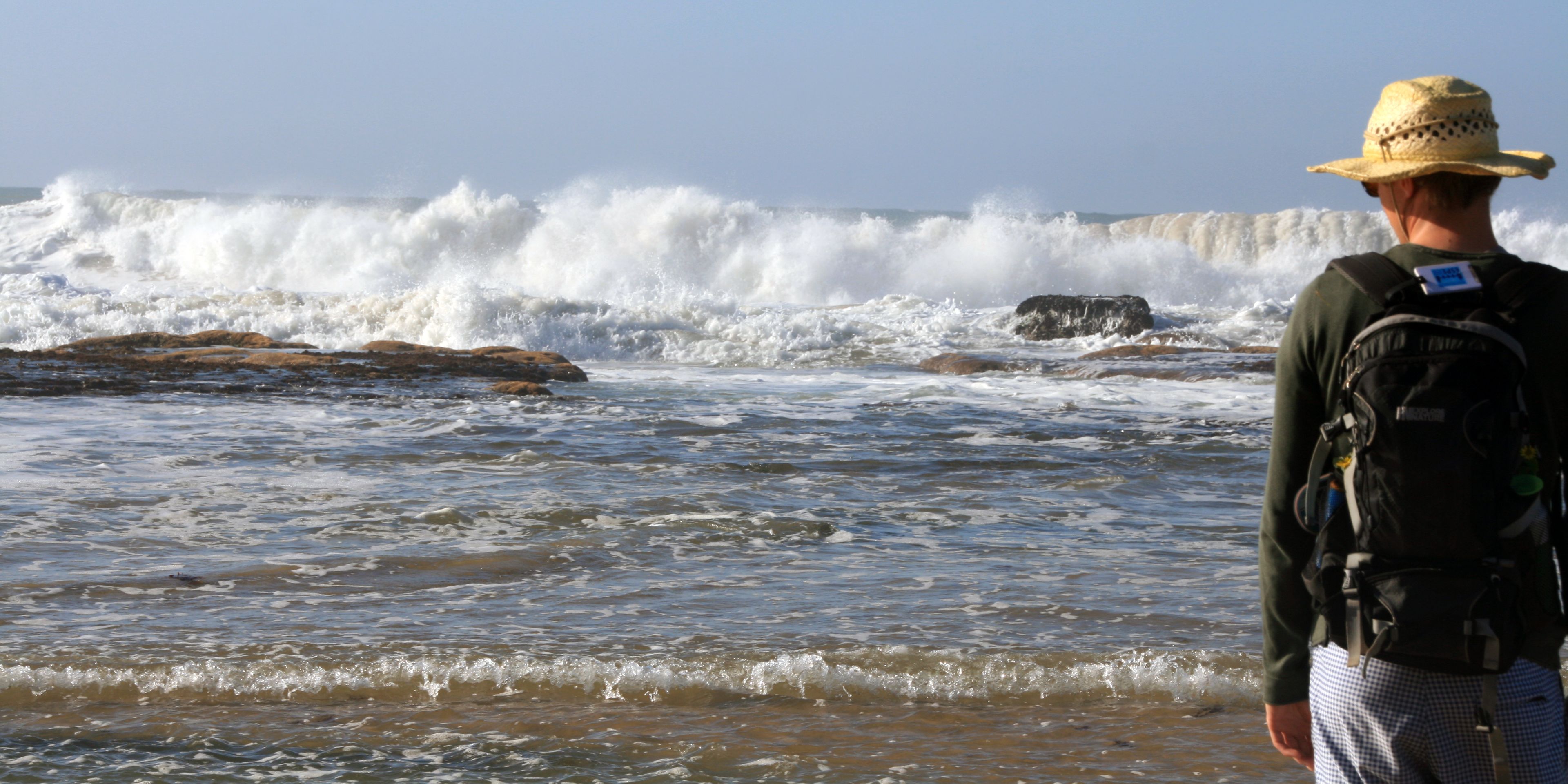 Aufnahme eines Marine Guide-Studenten, der an Kueste Suedafrikas steht und auf den Ozean blickt