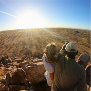 Ein Projketleiter und eine Freiwillige schauen in die Ferne der Savanne Namibias