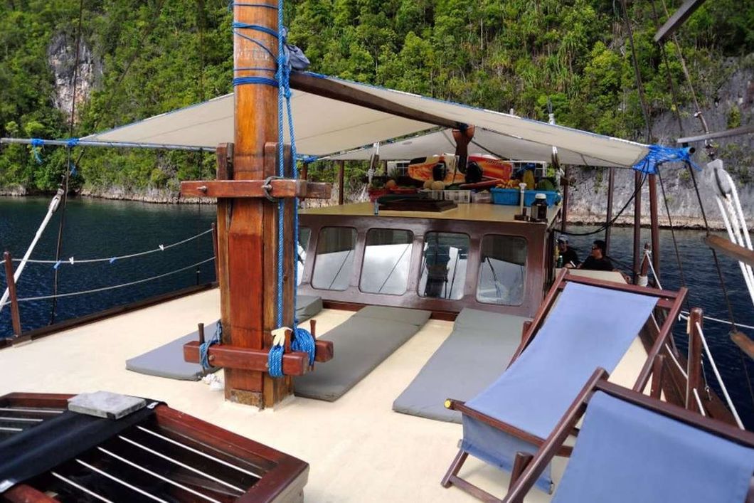 Das Deck, mit Liegeplätzen zum Entspannen, des Segelschiffes des Segeltrips um Raja Ampat.