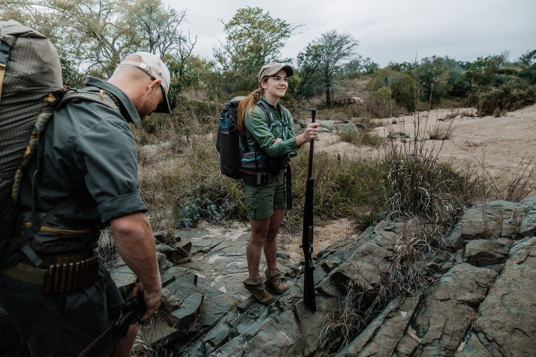 ranger-naturkurs-suedafrika-timbavati-trailing-experience-women-rifle-natucate