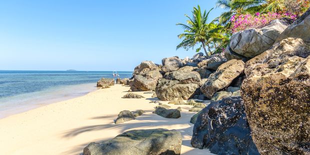 madagaskar-laenderinformationen-nosy-komba-reiseort-strand-wellen-felsen-natucate