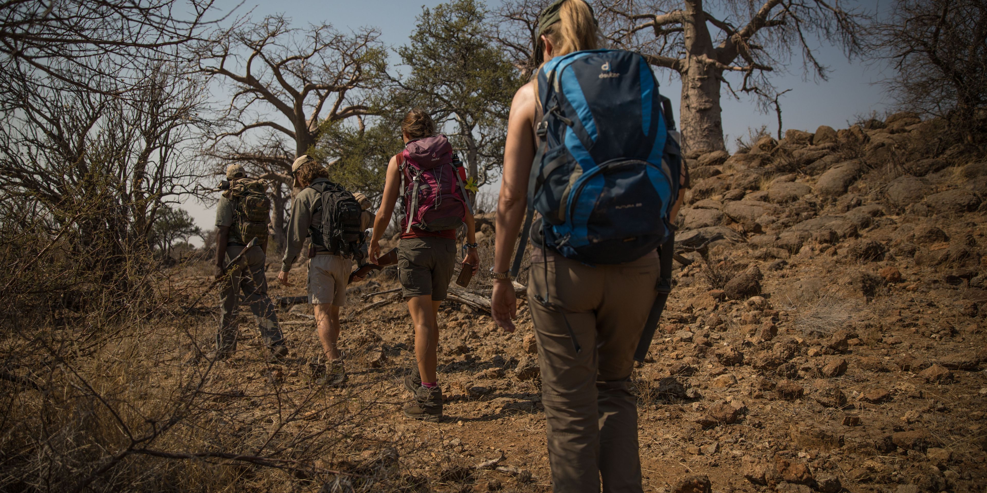 Die angehenden Ranger wandern im Rahmen einer Pirschwanderung durch die trockene Naturlandschaft Afrikas