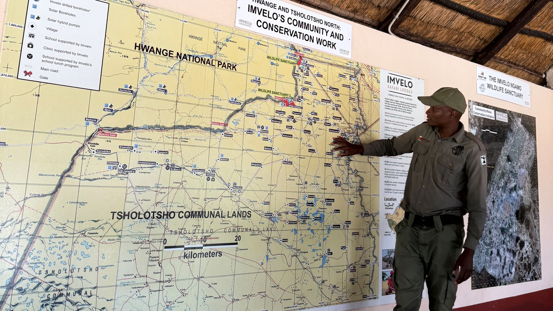 Mann erkl&auml;rt Karte vom Hwange Nationalpark