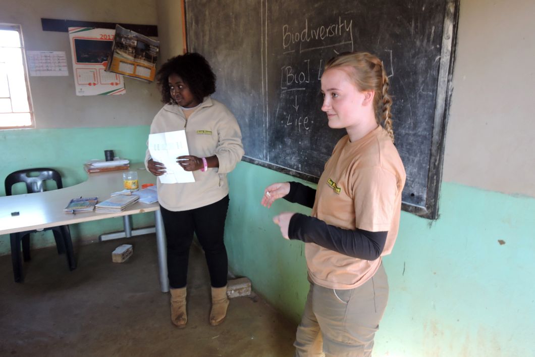 Zwei Freiwillige informieren in einer Schule nahe Lusaka zum Thema Artenvielfalt und Artenschutz