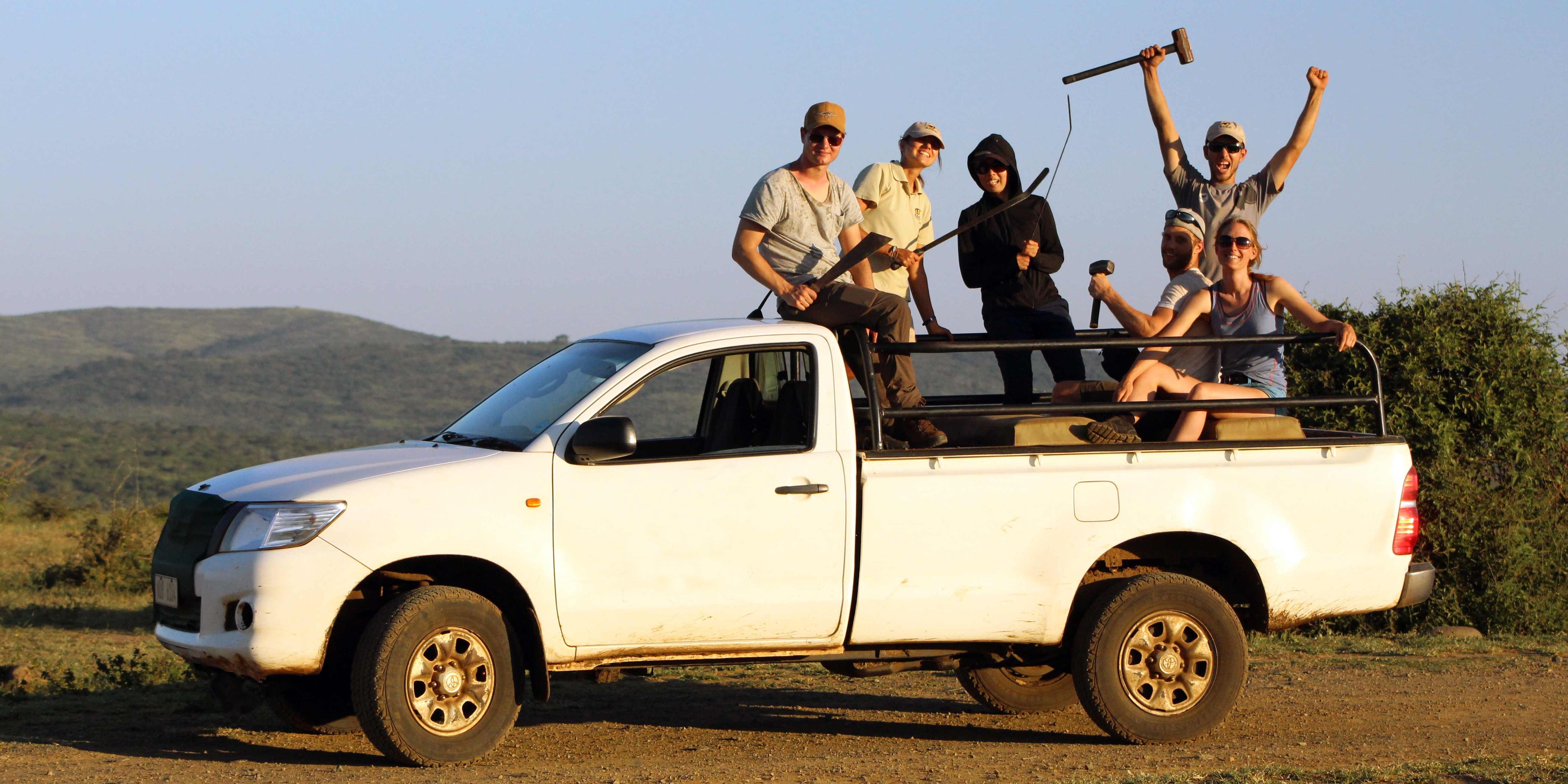 Teilnehmer unseres Trainingsprogramms zum Wildlifeschutz in Suedafrika im Gelaendewagen in der Savanne