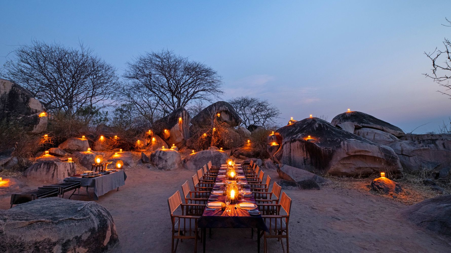 Jabali Camp Dinnertisch in der Natur am Abend