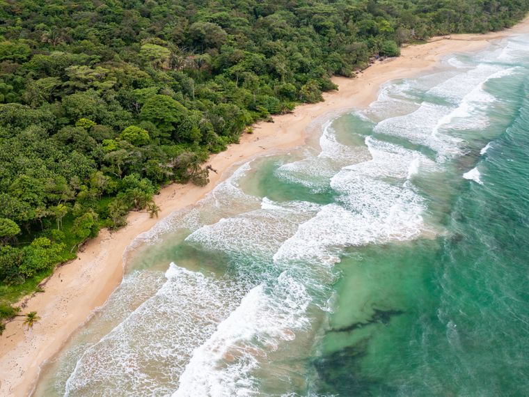 natucate-volunteering-panama-boat-people-bocas-del-toro-red-frog-beach