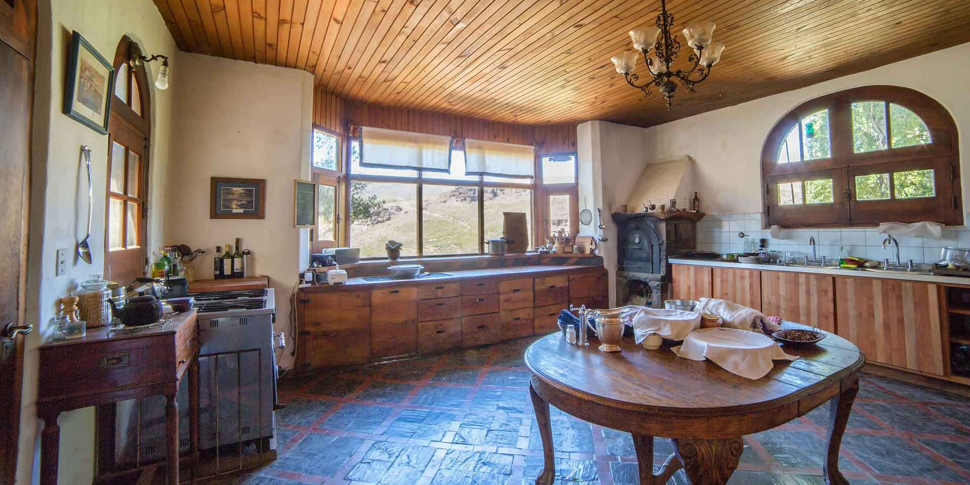 Die Kueche der Unterkunft in der die Praktikanten leben.