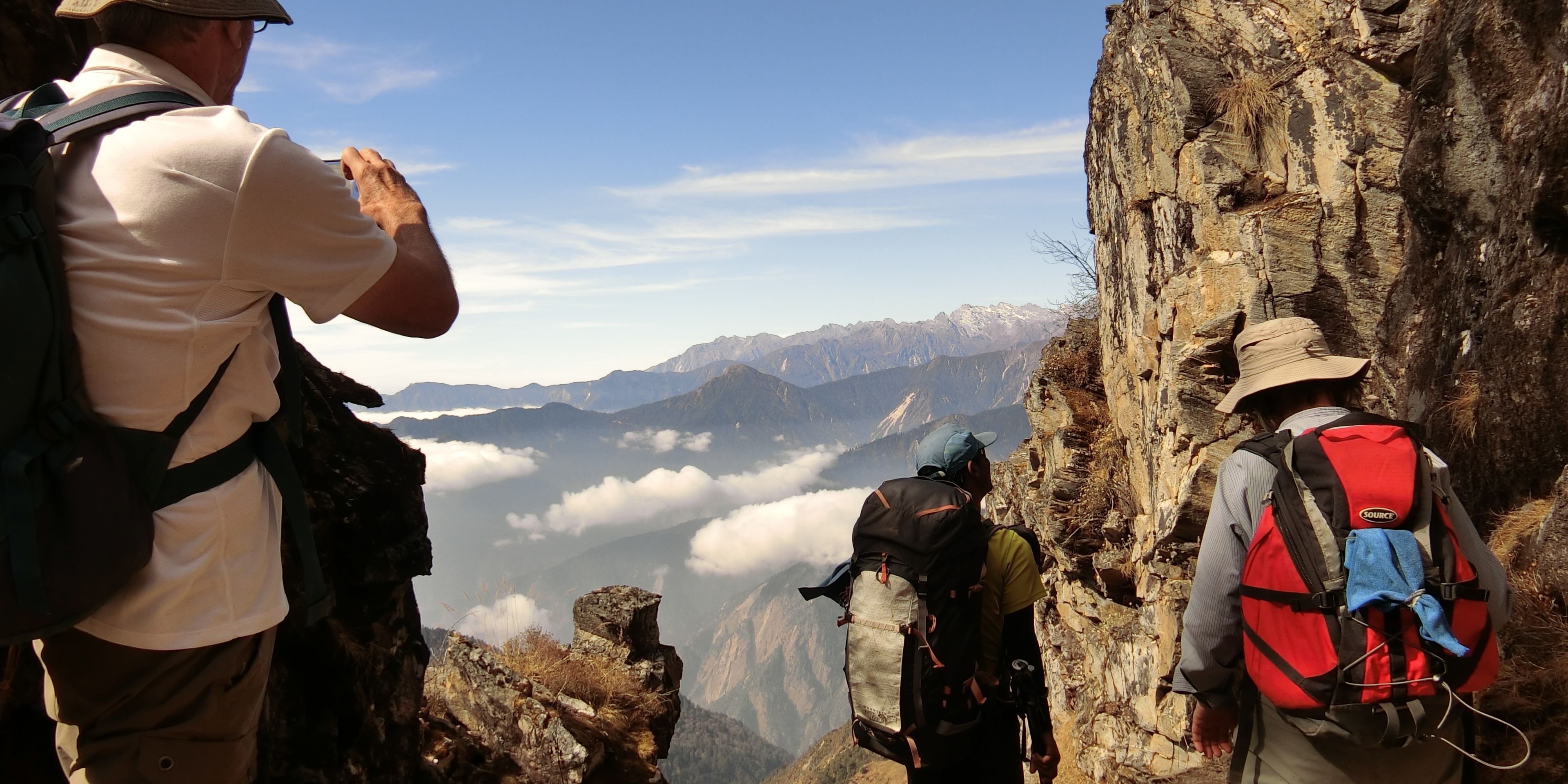 Wanderweg im Gebirge waehrend eines Trekking Trips ins Nepal